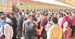 ঈদযাত্রায় ঘরমুখো মানুষের ঢল, কমলাপুর স্টেশনে উপচেপড়া ভিড়