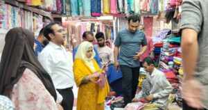 পালং বাজারে জেলা প্রশাসনের বাজার মনিটরিং, অনিয়মে জরিমানা