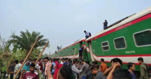 নীলসাগর এক্সপ্রেস লাইনচ্যুত; ঢাকার সঙ্গে উত্তরবঙ্গের রেলযোগাযোগ বন্ধ