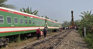২১ ঘণ্টা পর স্বাভাবিক ট্রেন চলাচল, স্বস্তি ফিরছে উত্তরাঞ্চলের রুটে