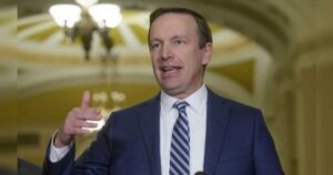 ইরান যুদ্ধের নিয়ন্ত্রণ হারিয়েছেন ট্রাম্প, মার্কিন সিনেটরের হুঁশিয়ারি