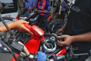 বৈশ্বিক জ্বালানি সংকটে প্রথম বড় ক্ষতিগ্রস্ত দেশ হতে পারে বাংলাদেশ, টেলিগ্রাফের প্রতিবেদন