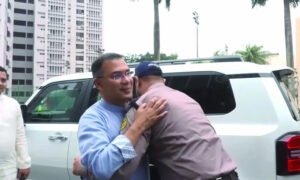 পুলিশ সার্জেন্টের সঙ্গে কোলাকুলি, প্রশংসায় ভাসছেন প্রধানমন্ত্রী