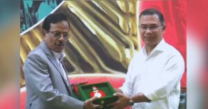 স্বাধীনতা পুরস্কার গ্রহণ করলেন হানিফ সংকেত