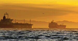 মার্কিন অবরোধ ‘অমান্য’ করে হরমুজ প্রণালি পার হলো চীনা জাহাজ