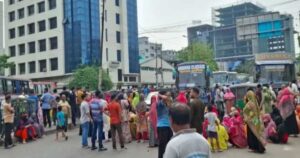 তেজগাঁও লিংক রোড অবরোধে পোশাক শ্রমিকদের আন্দোলন