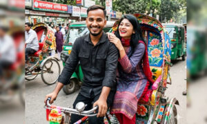 ৪ দিন অনশনের পর স্ত্রীকে ফিরে পেলেন বিশ্বজিত