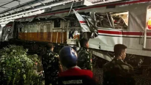 ইন্দোনেশিয়ায় দুই ট্রেনের সংঘর্ষে নিহত ৪