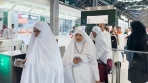 যুদ্ধের ডামাডোল পেরিয়ে হজে যাচ্ছেন ৩০ হাজার ইরানি