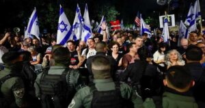 নেতানিয়াহুর পদত্যাগের দাবিতে ইসরায়েলে বিক্ষোভ