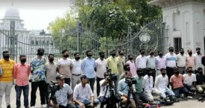 সুপ্রিম কোর্ট এজলাসে সাংবাদিক প্রবেশে বাধা, কালো কাপড়ে প্রতিবাদ