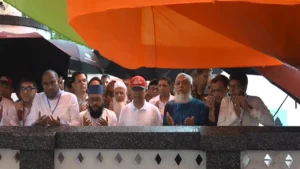 মুষলধারে বৃষ্টির মধ্যে সিলেটে মাজার জিয়ারতে প্রধানমন্ত্রী