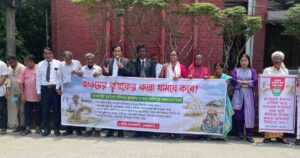 হাওড়ের কৃষকদের ৫ দফা দাবি, নেত্রকোনায় মানববন্ধন